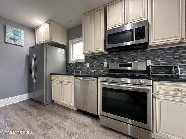 Building Photo - 208 15th Ave