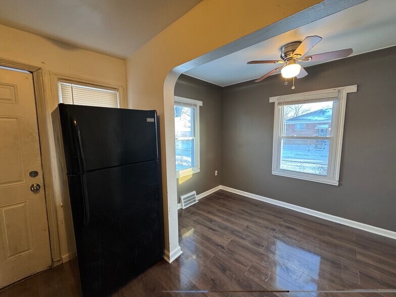 Building Photo - 9200 Evergreen Ave