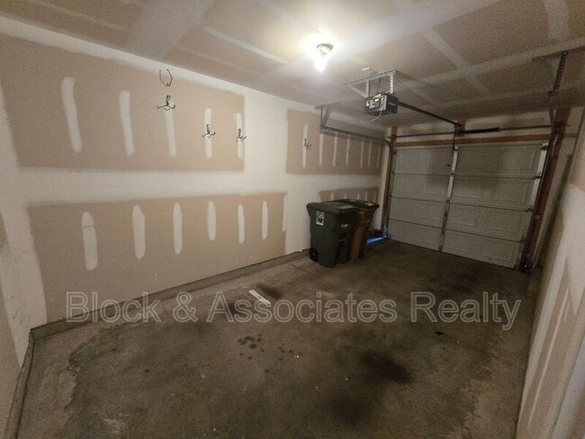Building Photo - 545 Song Sparrow Ln