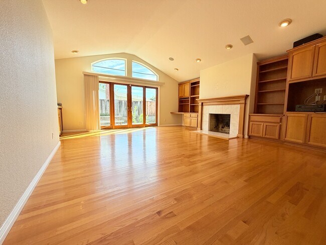 Building Photo - 4766 Elmhurst Dr