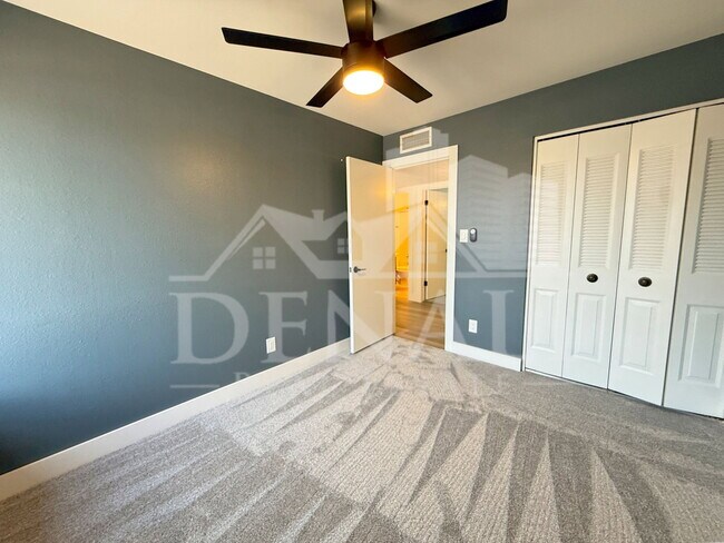 Building Photo - 2601 E Hopi Ave