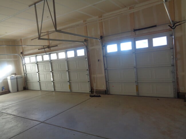 Building Photo - 2140 Cling Dr