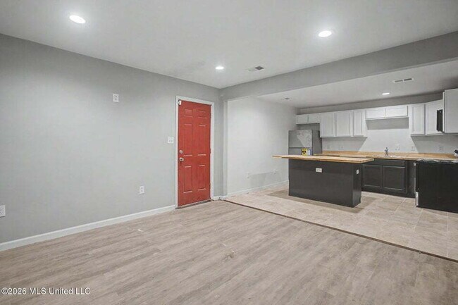 Building Photo - 3 bedroom close to D'Iberville!