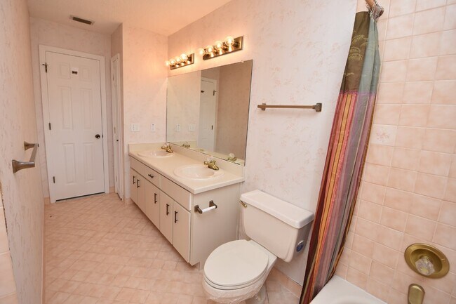 Building Photo - Salt water canal, 2 story home