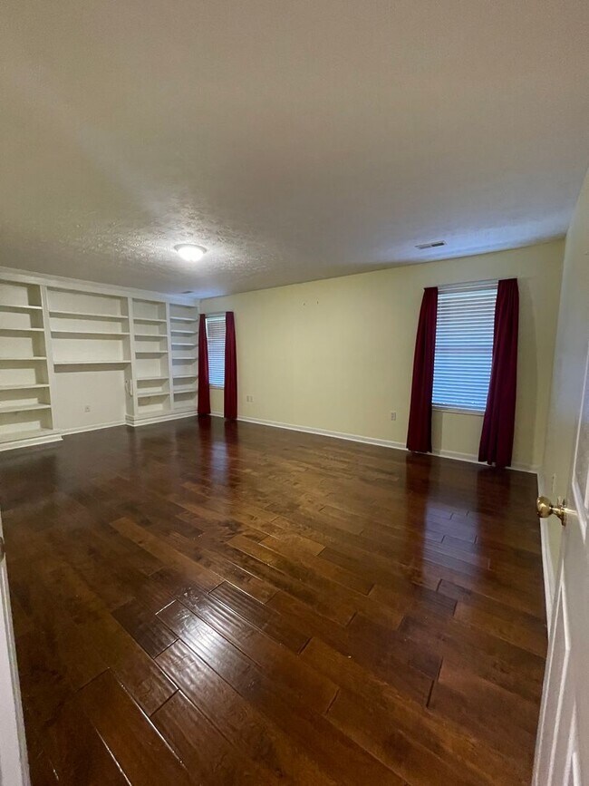 Building Photo - MOVE IN READY