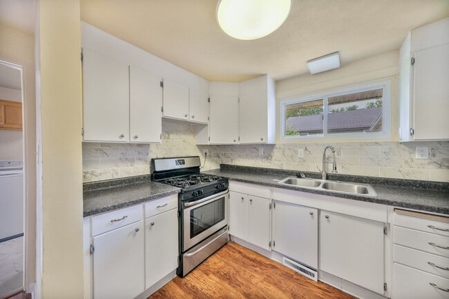 Building Photo - Mahomet | Renovated 2 Bed / 1 Bath Home