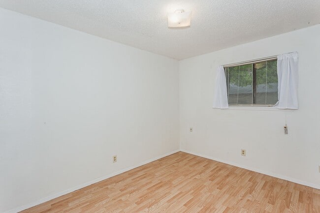 Building Photo - 2 bedroom 1 bath duplex