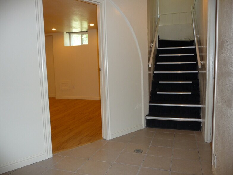 Stairs - 332 E Utopia Ave