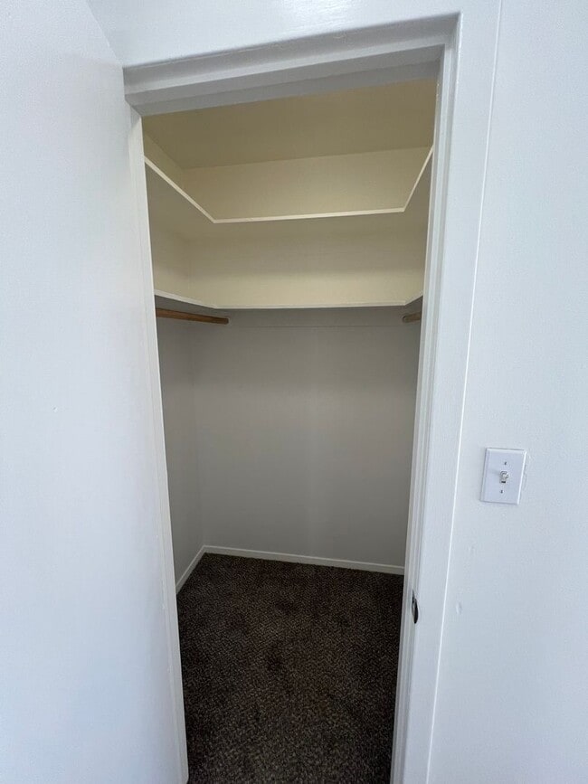 Building Photo - LSHOP1290