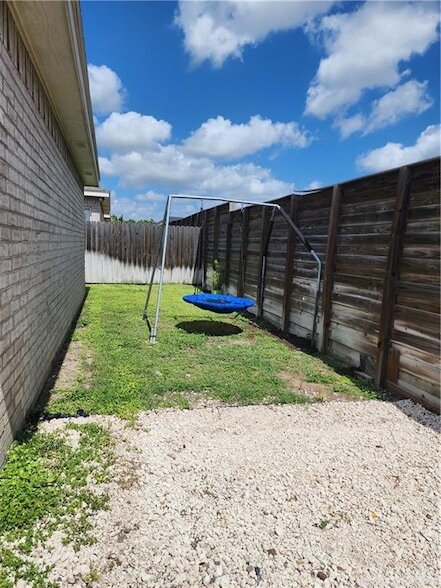 Building Photo - 5804 Nightingale Ave
