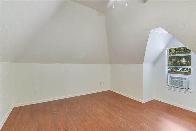 Building Photo - 1110 W 22nd St