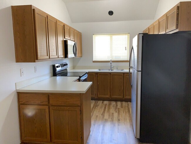 Building Photo - 5235-5237 Springcrest Drive S