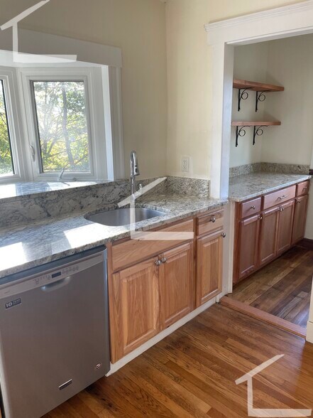 Primary Photo - 50 Larch St