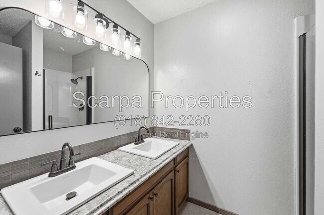 Building Photo - 1105 W Vicksburg Pl