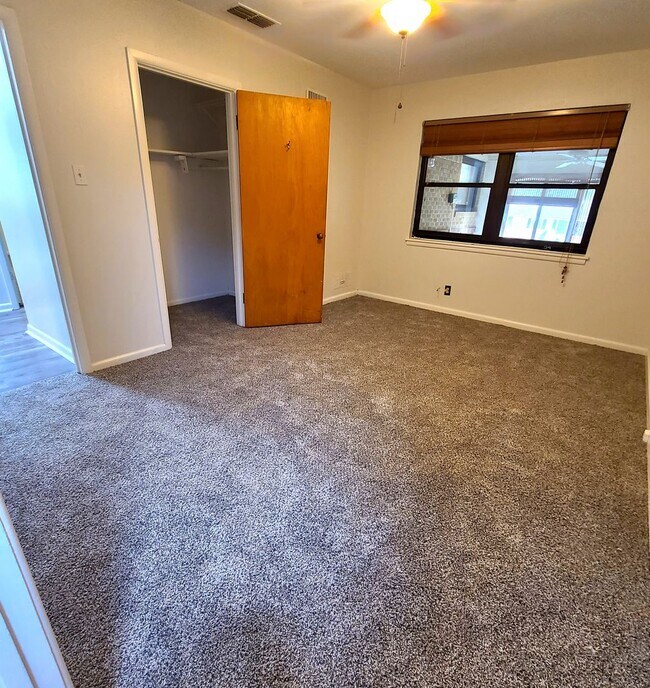 Building Photo - 2315 Pine Crest Dr