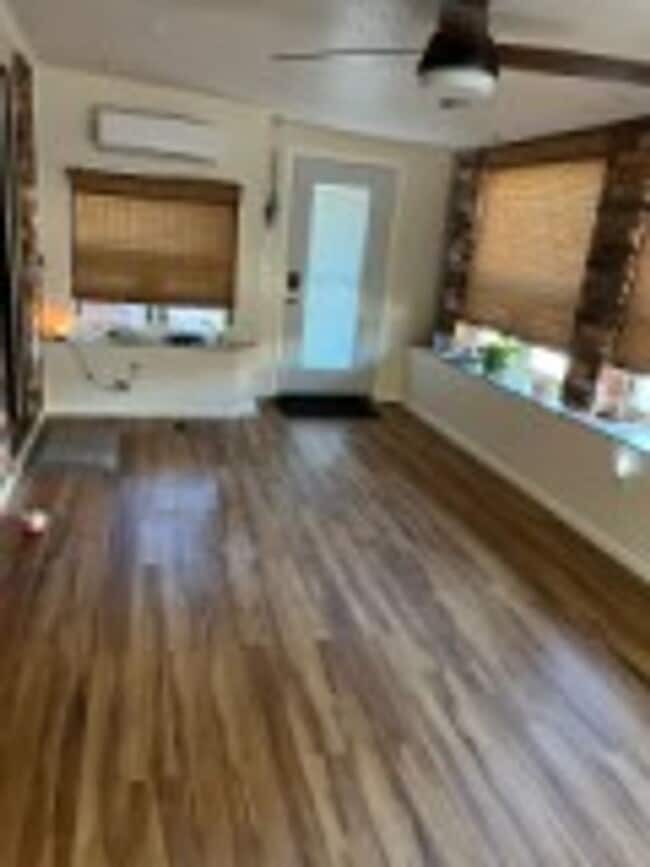 Building Photo - Beautful Brick Home with 3 BD/2 BA & Refri...