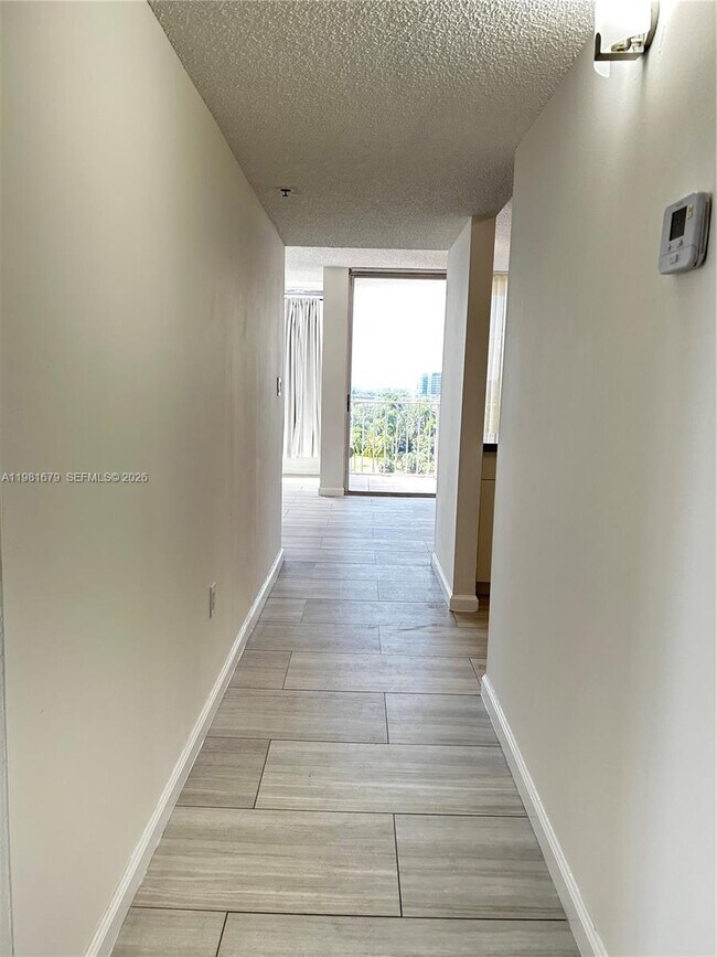 Building Photo - 1700 NW N River Dr