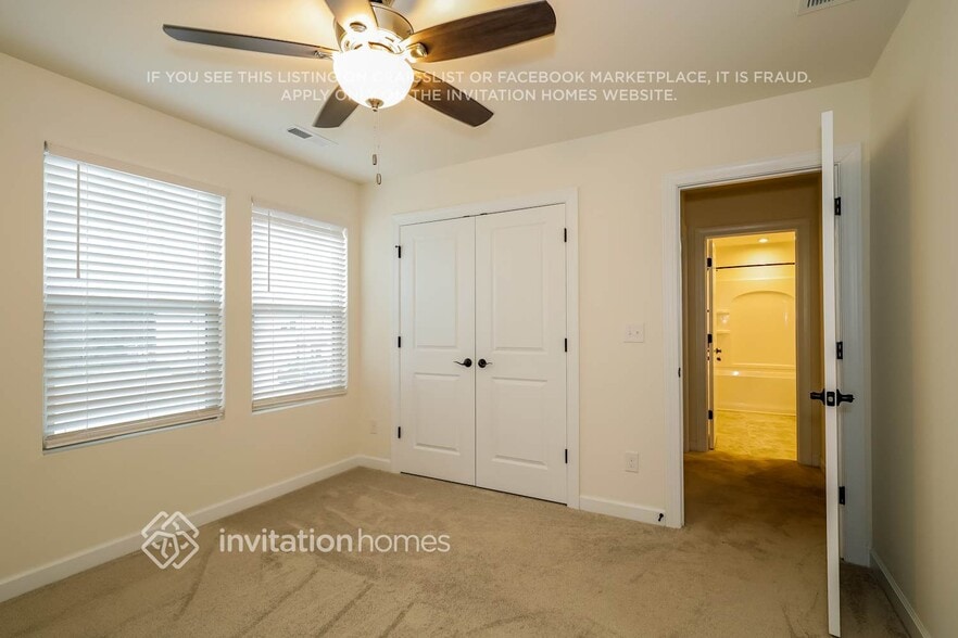 Building Photo - 5915 Fenway Dr