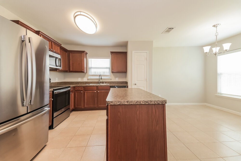 Building Photo - 2033 Pine Knoll Way