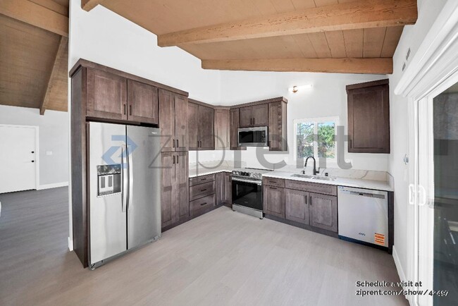 Building Photo - 10950 Saticoy St