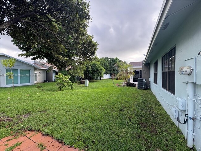 Building Photo - 5442 Lakewood Cir S