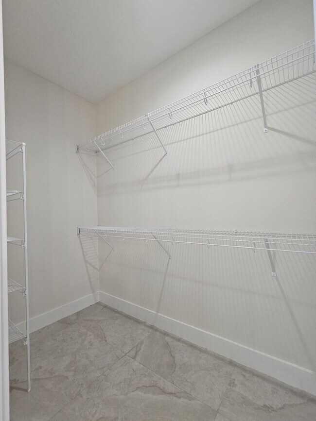 Building Photo - Spacious 4/2.5 Home