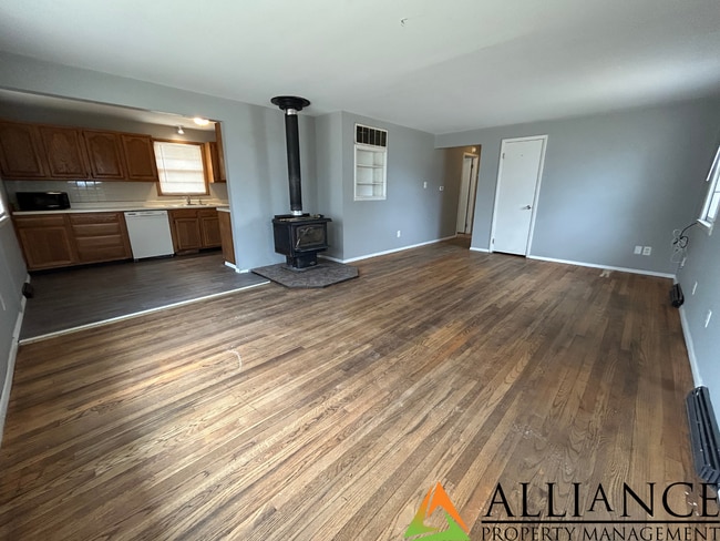 Building Photo - $300 OFF 1st MONTH'S RENT! Recently Updated!