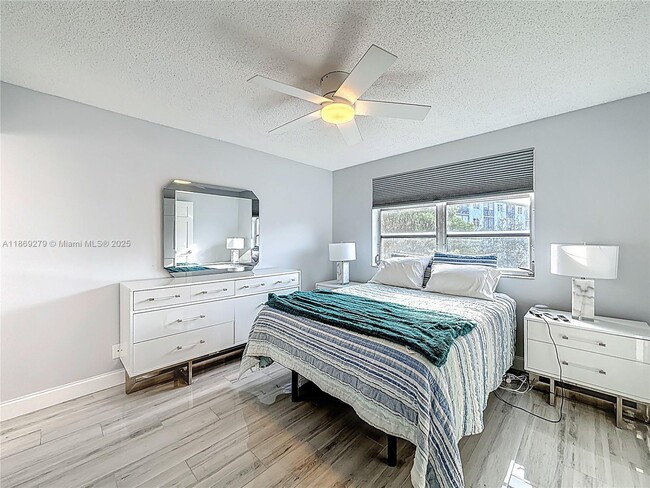 Building Photo - 2228 N Cypress Bend Dr