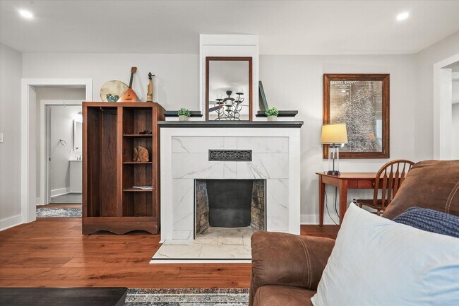 Building Photo - Short Term Only