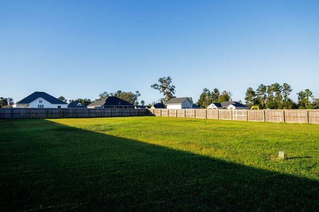 Building Photo - Don't Miss Out On This One!