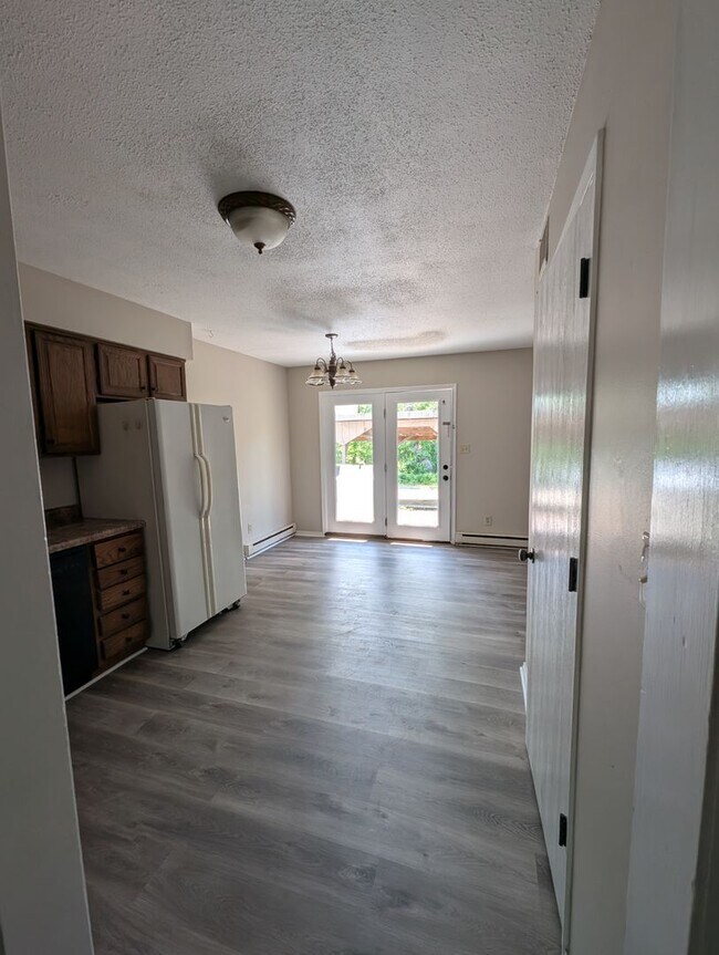 Building Photo - 2 Bedroom/1.5 Bathroom Townhouse in South ...