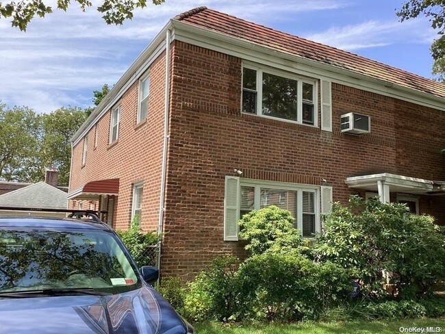 Building Photo - 73-20 198th St