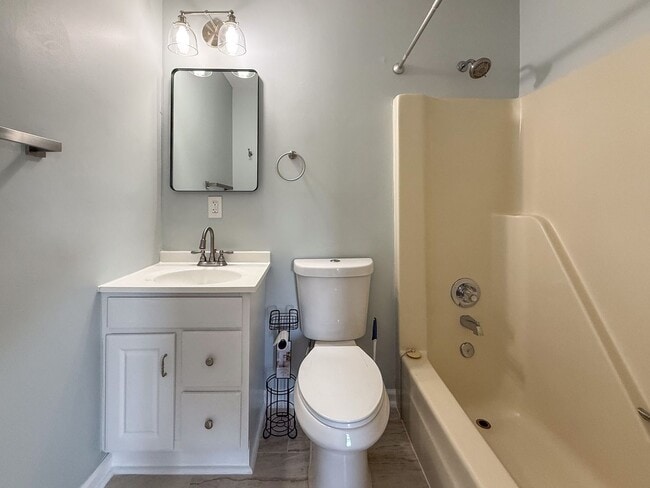 Building Photo - Double En-Suite Townhome