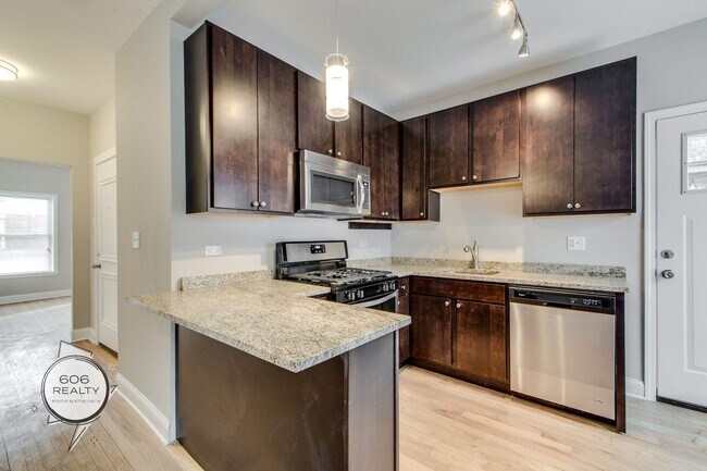Building Photo - Beautiful Rehabbed Hyde Park Apartments! S...