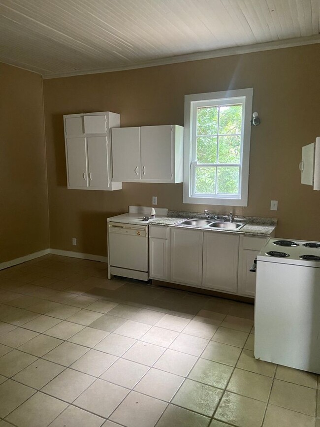 Building Photo - **AVAILABLE NOW**3 Bedroom / 1 Bathroom Ho...