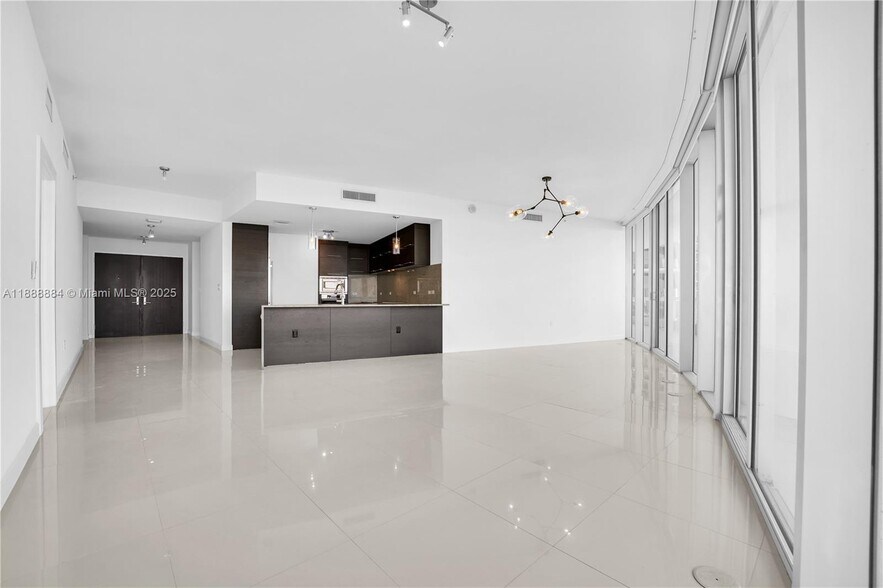 Building Photo - 900 Biscayne Blvd