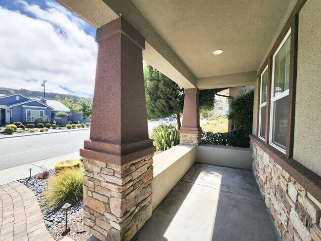 Building Photo - Spacious 5 bedroom house