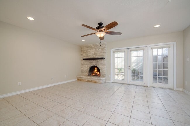 Building Photo - 2 Bedroom/2.5 Bath Bent Oak Subdivision