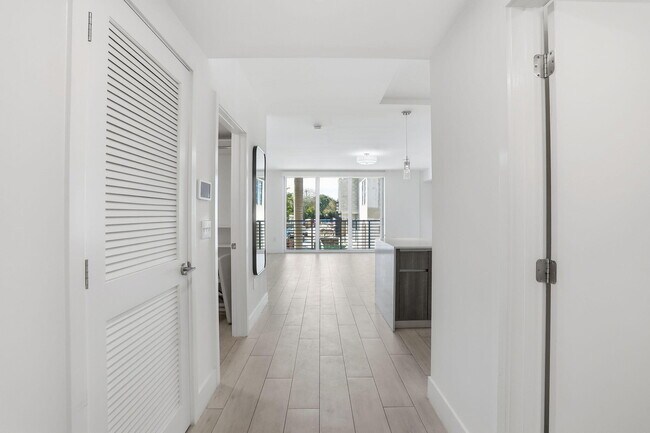 Building Photo - 111 SE 1st Ave