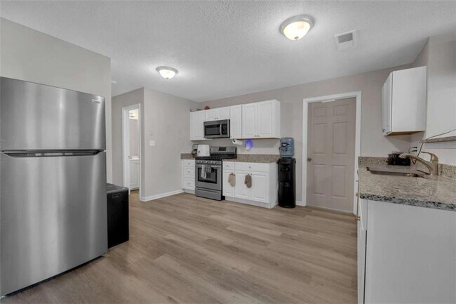 Building Photo - 601 Jeans Cir
