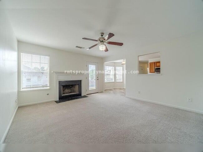 Building Photo - Spacious 4 bedroom 2.5 bath