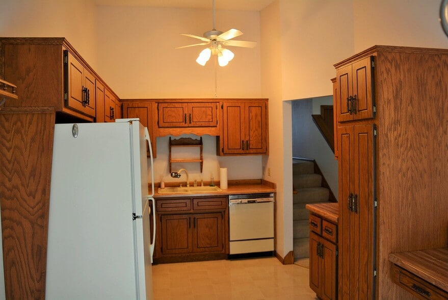 Kitchen - 2002 Mesabi Ave
