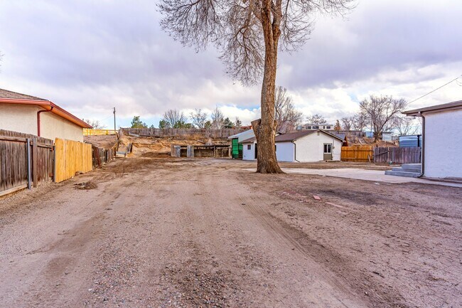 Building Photo - 2072 Oriole Rd