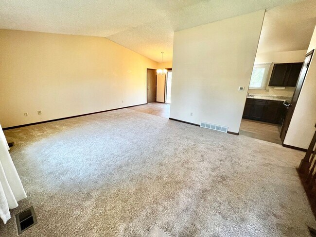 Building Photo - Beautiful 4 Bed, 2 Bath House in South Fort Collins! Avail. June 10th!