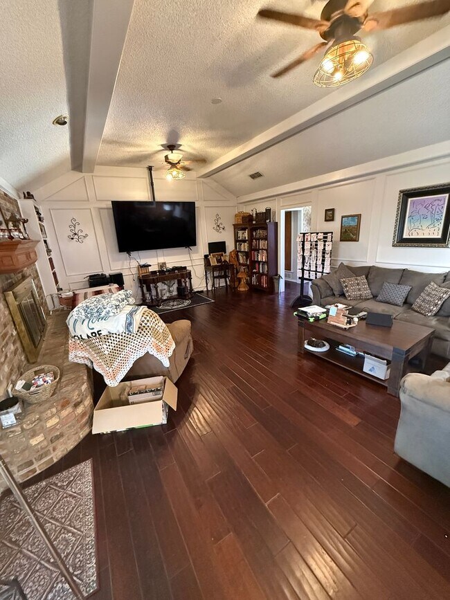 Building Photo - Available July 1st! 3/2/2 in Preston Smith