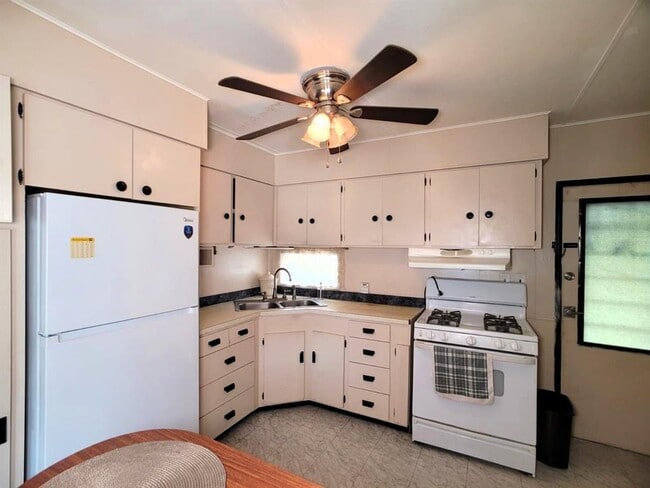 Building Photo - 407 51st Ave Terrace W