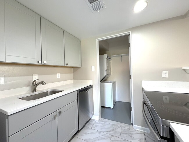 Building Photo - Charming Lorton Rental with Modern Amenities