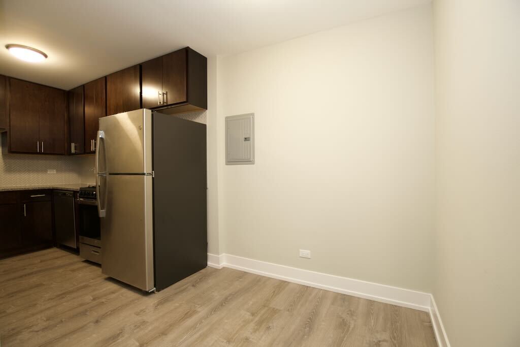 Building Photo - 535 W Surf St