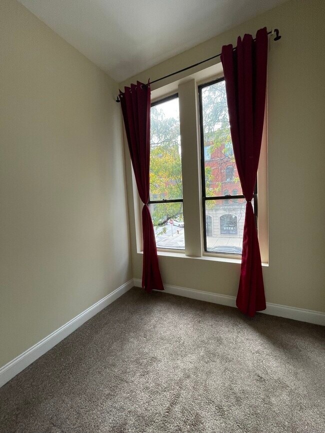 Building Photo - 733 N Wells St