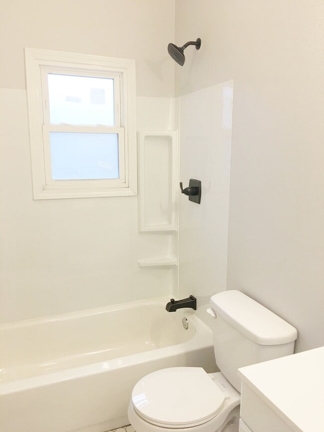Building Photo - Renovated and Move in Ready...769 Condit, ...